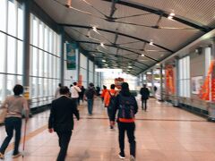 清水駅からオレンジサポーターのお尻についていく。