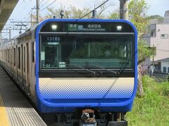 横須賀線に乗って鎌倉駅へ向かいます。
偶然やって来たのが新型車両E２３５系。
（いい意味で「新型」という言葉を使えることが嬉しい）
それにしてもずいぶん平べったい顔！まるで食パンｗ