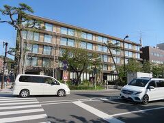 道を渡ればこの日泊るホテルメトロポリタン鎌倉です。

（つづく）