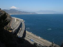 薩埵峠へ移動。
東海道本線、国道1号線、東名高速道路そして駿河湾を挟んだ向こうに富士山が見える。