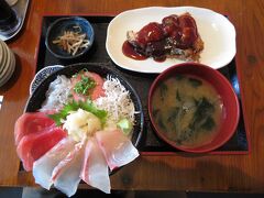 大間新栄丸で地魚丼・マグロのスペアリブ付き（1320円）を注文。観光市場だが良心的な価格。