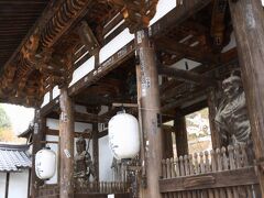 立派な東大門は鎌倉時代の建立で、仁王像は運慶、湛慶の作と伝わっています。