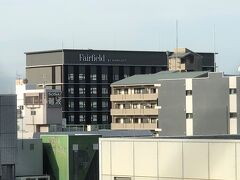 一つ上の写真中央をズームします。

2020年7月1日にオープンした『Fairfield by Marriott Osaka Namba
（フェアフィールド・バイ・マリオット大阪難波）』が見えます。

ホテルチェーンマリオット・インターナショナルブランドの中で、
「フェアフィールド・バイ・マリオット」として日本で2つ目となる
ホテルです。

ホテルの外観は和の風情をまとうモダニズムデザインで、日本伝統の
格子を取り入れ、色彩は温かみのあるウォームグレーを基調色として
先進的でありながらどこか懐かしく温かみのある装いとなっています。