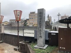 ひがし茶屋街を後にして、浅野川を渡ったところにも茶屋街があるので、そちらにも行ってみたのだが、たしかに建物はあるのだが、お店がすべてしまっていた。
後で調べてみると、有名な料亭があったりするよう。

