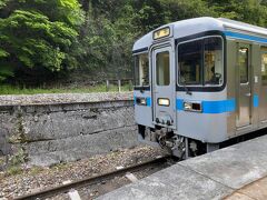 坪尻駅到着。
本線は、奥の傾斜している線路。
傾斜している場所に線路を作ると、パワー不足で発車できないので、わざわざ、水平な場所にホームを作った。