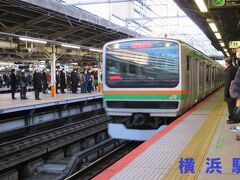 ■横浜駅
7:54　熱海行が到着、ホームは通勤通学客で混雑しています。