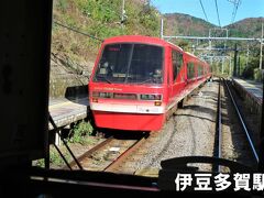 伊豆多賀駅で上り列車との交換です。
あっ、「キンメ電車（2100系）」ではありませんか～この編成には未だかつて乗ったことがありません。いつも「黒船電車」です。※午後は黒船電車に乗る予定です。（笑）