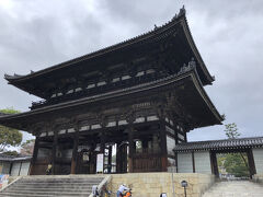 仁和寺へ
京の遅咲きの桜で一番有名