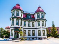 旧弘前市立図書館です。
りんごのような色合いのレトロな建物が可愛いので、ちょっと寄り道です。