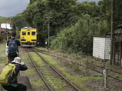 小湊鉄道で房総半島の真ん中、上総中野駅に到着。ここから外房に向かういすみ鉄道に乗り換えます。
12:36、黄色い車両がやってきました。