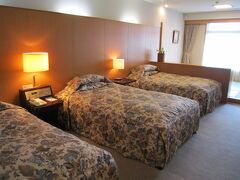 お部屋はベッドが3台の洋室と6畳の和室がある和洋室。
