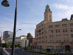 山下臨港線プロムナードから眺める「横浜税関本関庁舎(クイーンの塔)」。