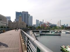 山下臨港線プロムナードを渡っているときの景色。
山下公園に向かっている間に、振り返って撮影。