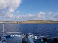 右舷にはコミノ島のセントメアリーズ・タワーが見えます。

