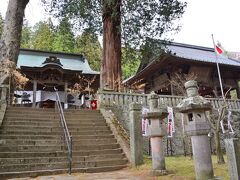 ●新海三社神社

引き続いて訪れたのが、古くよりここ佐久郡の総社とされ、戦国時代にかの武田信玄も戦勝祈願したと伝わる「新海三社神社」で、「龍岡城跡」からは数百メートル程度離れた場所に鎮座しています。