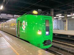 札幌駅で駅弁を物色し
10時発の特急ライラックで旭川へGO!