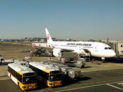 空いていたので、アッという間にチェックインを済ませ、カードラウンジで一休みです。