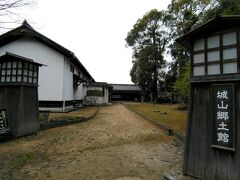 敷地内には「城山郷土館」(無料)があり、宇和島の資料館になっています。