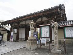 少し北上して東寺の入り口へ。
東寺は平安時代からこの場所にあり、数少ない平安京の遺構の一つです。