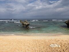 古宇利島に入ると道が少し狭くなり、すれ違うときは幅に寄せることが多くなりました。
反時計回りで進んでいき、ティーヌ浜を探します。
徐行している車を何台も見かけたので、みんな目的地は一緒。
スマホで確認しながら運よく2回目の脇道で正解に辿り着きました。