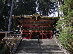 こちらの門も立派です！細部まで鮮やか～