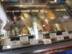 腹ごなしにジェラードを食べに行きました。庭で実った島バナナや屋久島産タンカンなど地場産材料を使用したジェラードです。