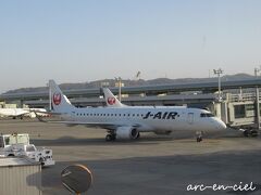 JAL（J-AIR）で旅立ちます。
熊本空港から黒川温泉へのアクセスがバスの減便が続いており、今回は福岡空港経由で向かうことにします。