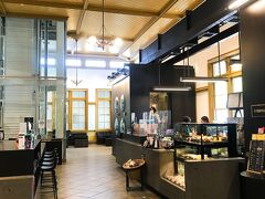 駅舎1階にあったスターバックス門司港店。
天井が高いクラシックな店内ですが内装はシンプルモダン。