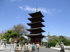 五重塔は太平洋戦争の空襲での焼失を免れたひとつで濃い朱色（えんじ色）で落ち着いて迫力ありました。 