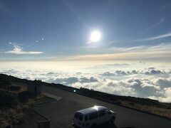 いきなり山頂ですが、途中、スーパーマーケットに寄って夕食を各々選んだり、クラマーケットプレースで休憩したりしながら、2時間くらい掛かってます。
それにしても、駐車場の眼下に雲海の風景はすごいです。