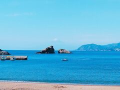 宿の前の小さなビーチ&#127754;
あの不思議な岩を見てあ、ここ来たとこだ、とはっきり思い出した&#10071;
相変わらず浮いている富士山?