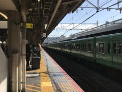 いつものように9：35　京都着。
この日も常宿のホテル近鉄京都泊なので、大きな荷物をフロントで預けて、大阪に向かいます。
ホームで姫路行の快速を待つ。