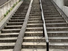 その前にちょっと寄り道。。。
ここの階段は通称お化け階段と言って上りと下りの階段数が1段異なるみたい。。
だぶん・・これがタネあかしだろうなぁ～と思う事があるのですが。。
機会があったら数えてみて下さい(^^;

あっ！くれぐれもご近所の方々のご迷惑にならないように静かに。。