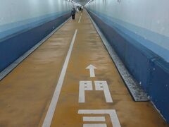 関門海峡は歩いてトンネルで渡ることができます。