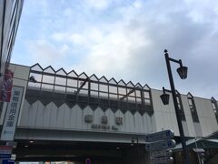 駅前には東西に千川通りが通っています。
