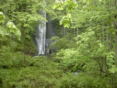 　白糸の滝。奥入瀬渓流には滝も多い。