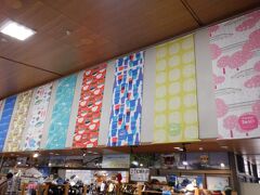 立山駅のタペストリー　かわいい　富山の観光はセンスがいいな～と思いました　人も優しいし
立山駅内にはお土産物屋さん、レストランあり