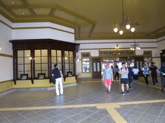 門司港駅は、いかにもレトロな駅舎でした。