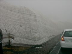 　後後生掛温泉から開通間もない八幡平アスピーテラインを走って岩手県へ。秋田県側には５ｍ近い雪の壁が残っていました。