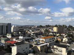 ぽっかりと浮かぶ白い雲 今までよりは空は青い