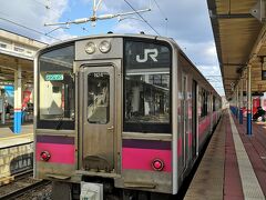 秋田まで ローカル線で向かうが 電車の横に海がある景色もあり 五能線を思い出した