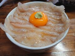 こちらの名物は、この平目の漬丼。ほどんどの方がこれを召し上がっています。平目は漬けになっているので、お醤油は使わずに黄身を崩しながらいただきます。平目にしっかりお味がついています。美味しい～!(^^)!