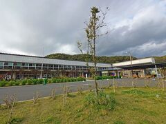 「道の駅きょなん」の近くにある「道の駅保田小学校」へ。名前の通り、廃校になった小学校を道の駅として再利用しています。
この辺りの車中泊スポットとしては、こちらが人気があるかもしれません。比較的新しめの道の駅なのでキレイですし、施設としては充実しています。