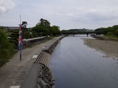 五十鈴川沿いも歩いている人は少なかったです。
土曜日の昼頃なのに。天気もいいのに。
gotoキャンペーンがいかに影響を及ぼすのか分かったような気がします。観光地では外出自粛は死活問題なんだなと思いました。

伊勢神宮界隈は1時間弱散策して、五十鈴川駅から近鉄に乗って鳥羽駅まで戻りました。昼食は鳥羽市内の店で伊勢海老です。