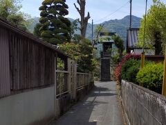 「福寿神社入口」9:59通過。
鳥沢郵便局前交差点を左折して中央線に向かってこの細い道を進むとあります。