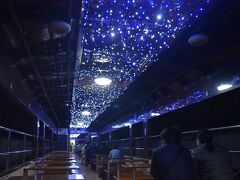 さて、前回で神戸駅まで行きましたがそこから先は長いトンネルに突入です。その中ではご覧の通りトロッコ列車車両ではイルミネーションが。これはなかなか綺麗ですね。
しかしトンネル内は結構寒いのでご注意を。