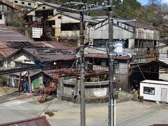 通洞駅が近づくと車窓にかつての工場跡地が散見。
どこまで稼働しているのか定かではありませんが、何とも言えない廃墟感です。