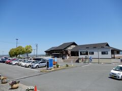 　　　道の駅の駐車場は、ほぼ満車状態
　　　無料なので登山される方の利用者で早くから満車になる傾向が…