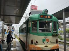 それから空港寄り荷物全てを預けて
高知市内へ
駅前でレンタカーを返す

本来料金だと、今夕まで１週間パックで
出発時聞いたけど同じ料金のハズ
昨日電話すると
よくわからない理屈で、延長がかかるという
予約があるなら仕方無いけど、延長て事は
予約無しね
ああ、そういうお客方針の会社ね
こんな時代にお客失ってしまいますよ
だな
