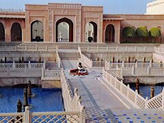 23日、朝の列車でアグラに向かった。アグラでの宿泊先はアマールヴィラス。写真のようにアラビアの宮殿を思わせる見事さである。

インドは豪華ホテルに、馬鹿高いお金を払わなくても泊まれることでも有名だ。一時、Travel and Leisure の世界ベストホテル100にインドのホテルが続々と登場したことがあり、後に詳しく記す２つのホテルと共にこのホテルもそうである。私達は結婚40年の節目の年に当たっていたので、インドの旅はロマンチックにと考えていた。